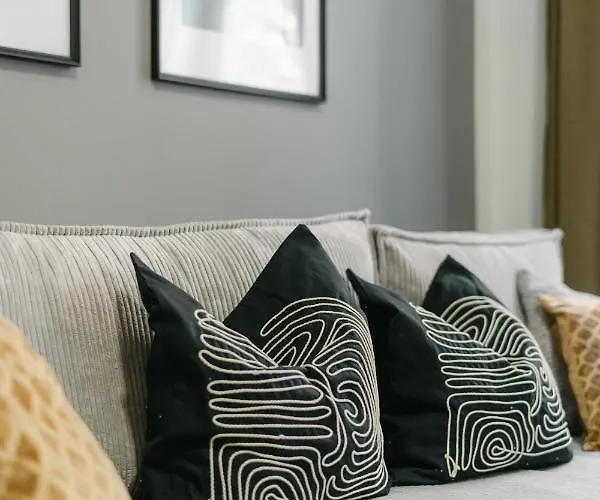 Cozy Perfect For 4-6 Tv Metro Self-checkin