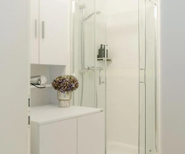 Cozy Perfect For 4-6 Tv Metro Self-checkin